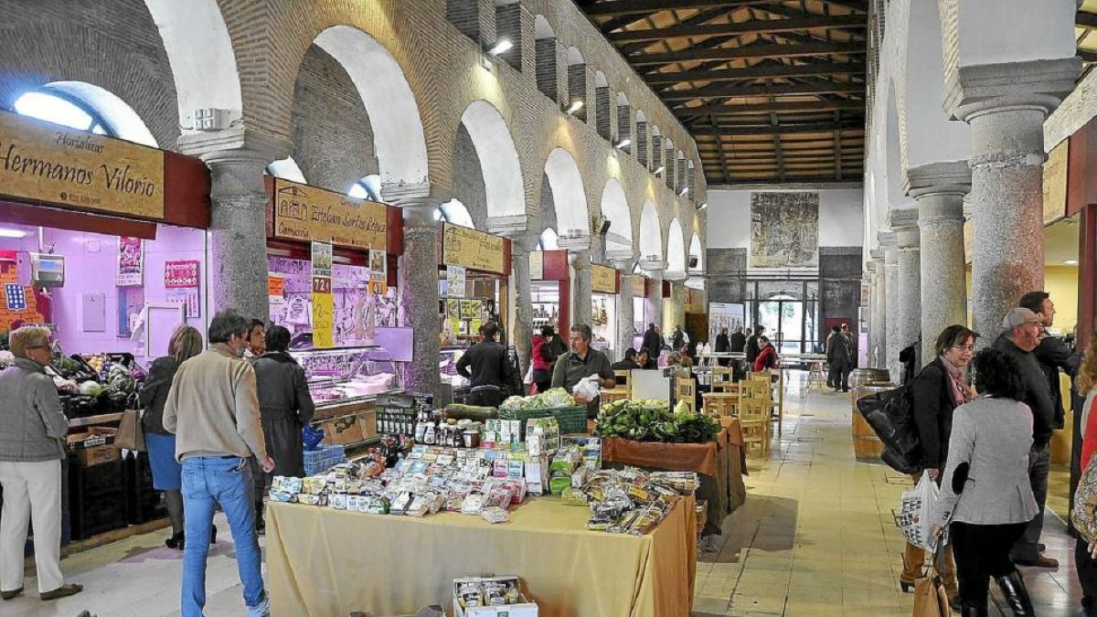 Interior de las Reales Carnicerías de Medina del Campo, mercado de abastos de la localidad.-SANTIAGO