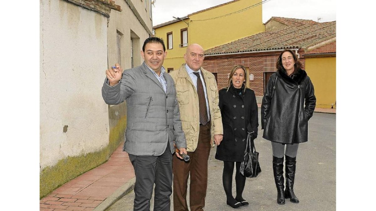 Luis Miguel Muñumer, Jesús Julio Carnero, Nuria García y Laura Fernández en Fresno el Viejo-E. M.