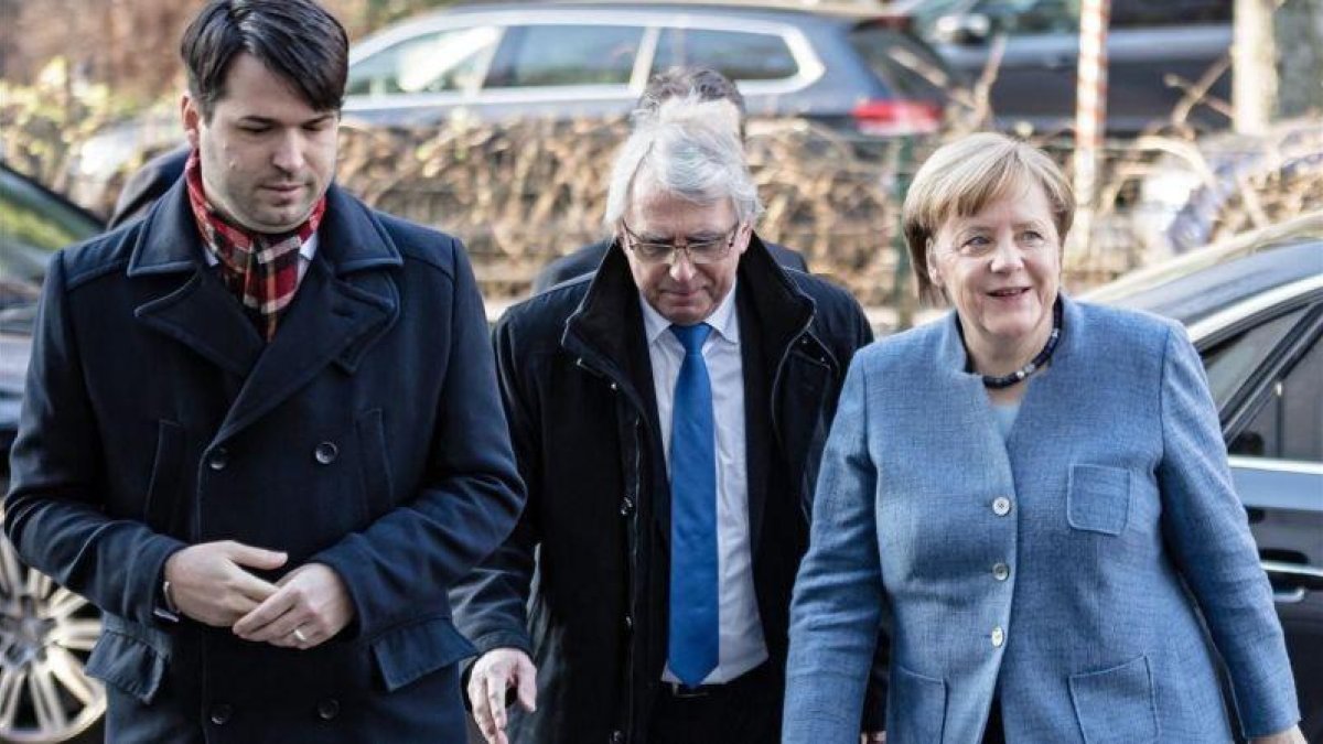 Merkel llega a la sede del SPD, en Berlín, para participar en la negociación, este domingo, 4 de febrero.-EFE / TILL RIMMELE