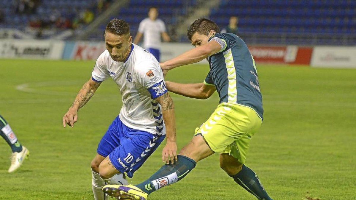 Rueda trata de cortar la internada de Suso, autor del primer gol, en el partido disputado en el Heliodoro Rodríguez-LOF