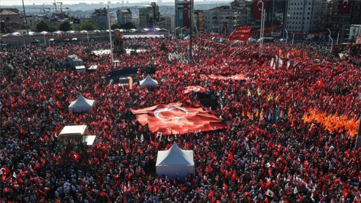 Manifestantes convocados por la oposición contra el golpe de Estado y el autoritarismo ocupan la plaza Taksim de Estambul.-AFP / BULENT KILIC