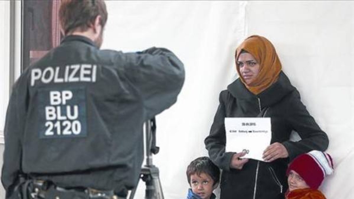 Inmigrantes registrados por la policía a su llegada a la ciudad alemana de Freilassig.-REUTERS / DOMINIC EBENBICHLER