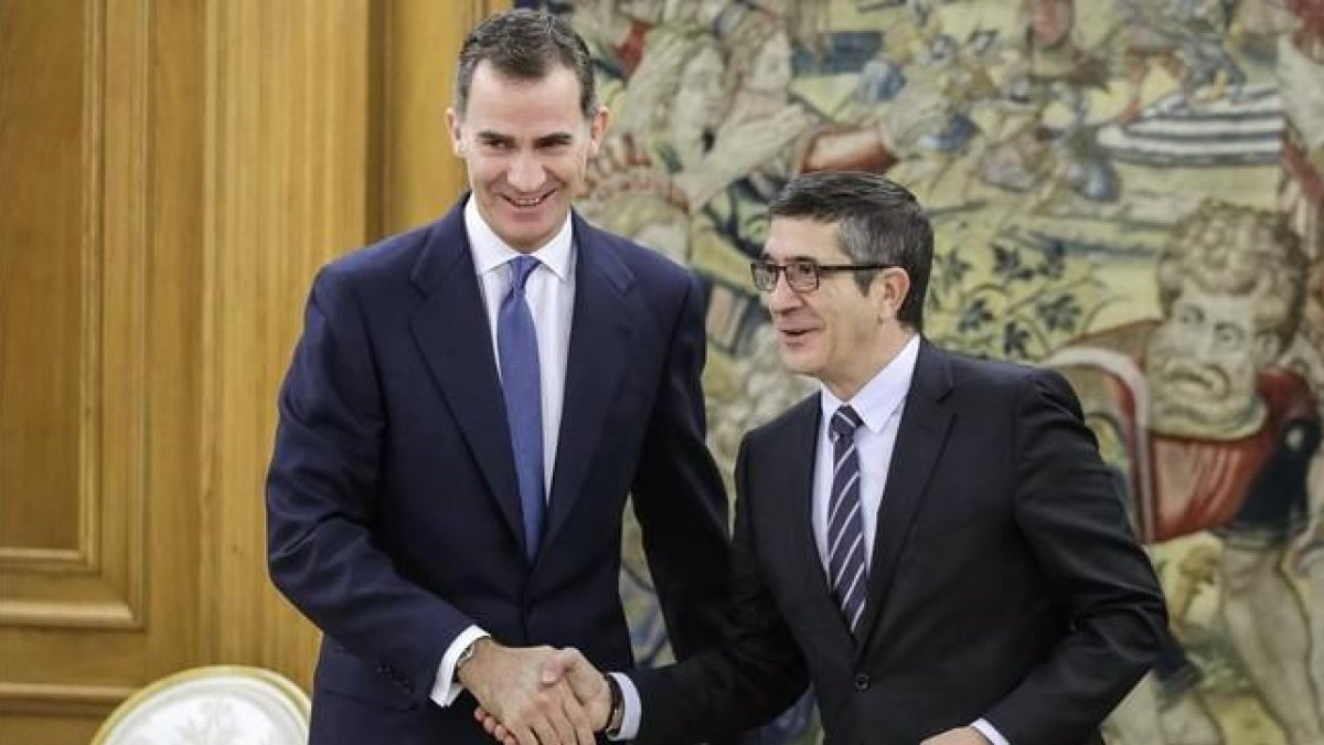 El Rey recibe al presidente del Congreso, Patxi López, este jueves en la Zarzuela.-EFE / EMILIO NARANJO