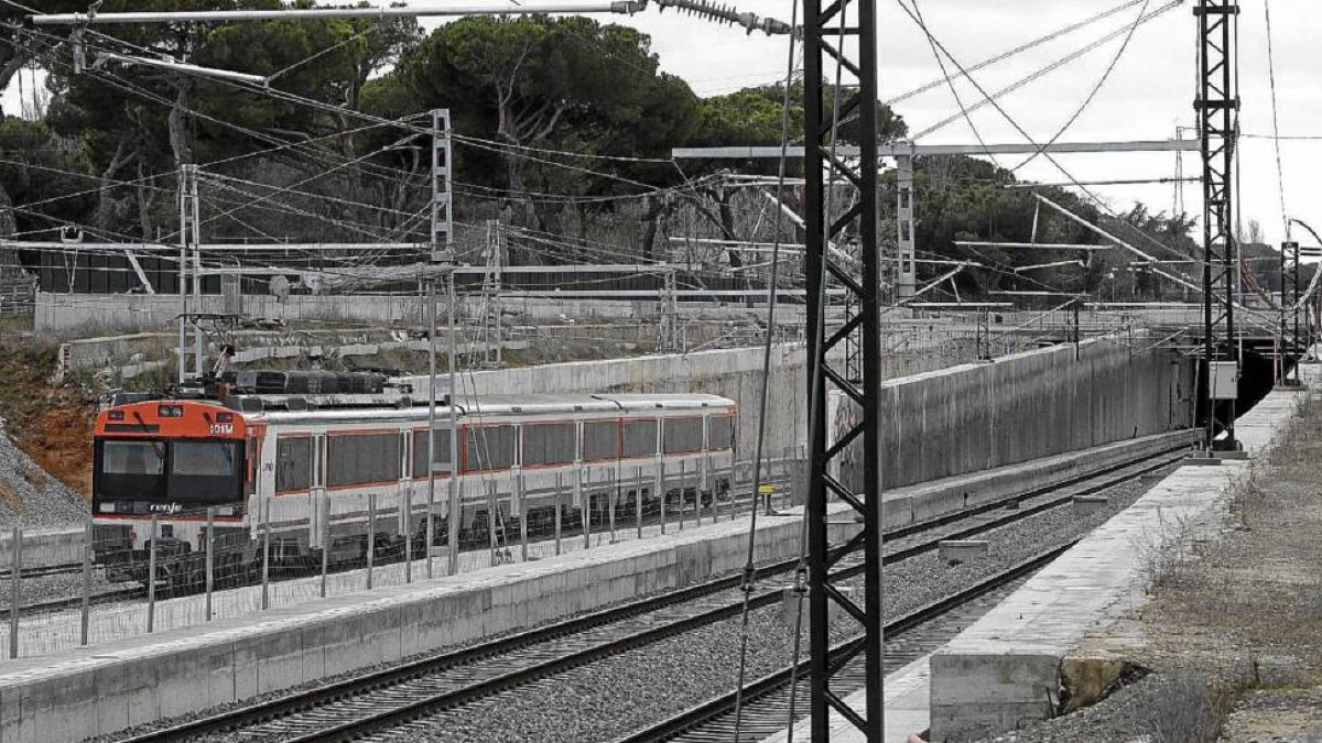 Tren procedente de Medina del Campo a su paso por el Pinar de Antequera-J. M. Lostau