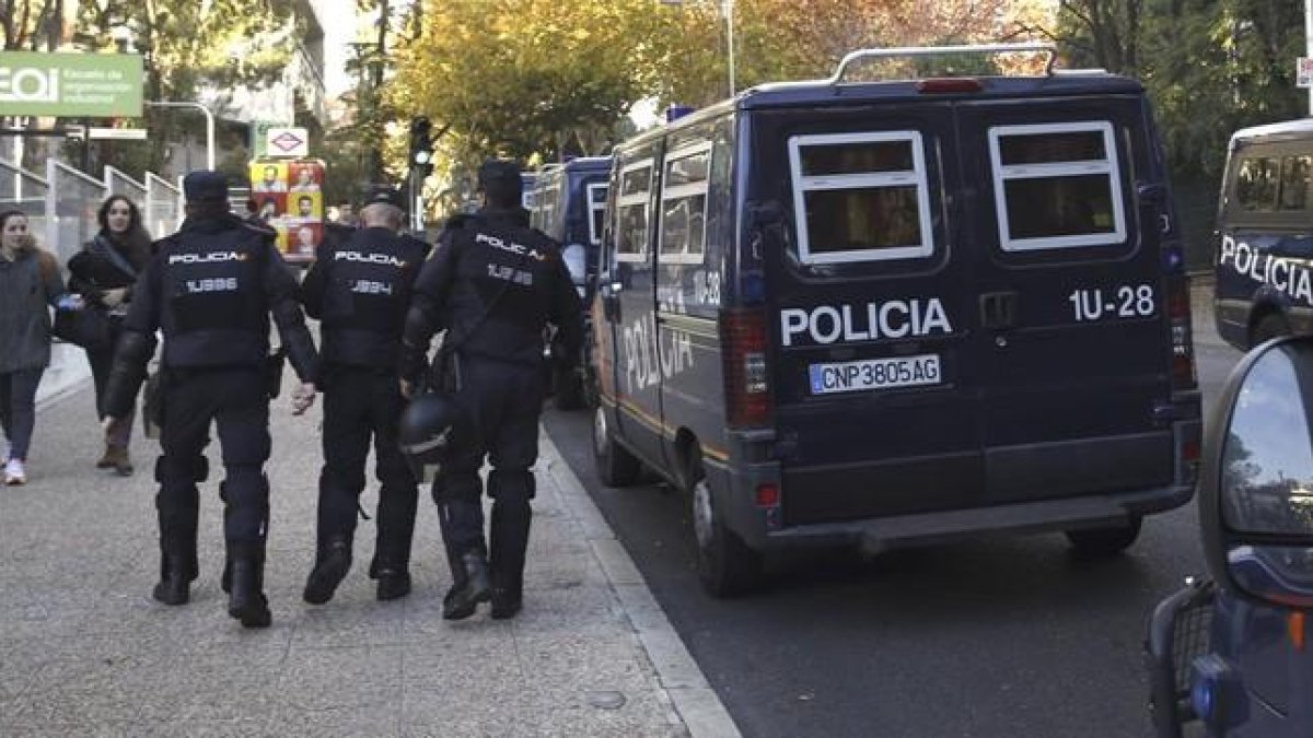 Desalojo del colegio mayor San Juan Evangelista, conocido como el 'Johnny', en los alrededores de la Universidad Complutense de Madrid.-EFE / ÁNGEL DÍAZ