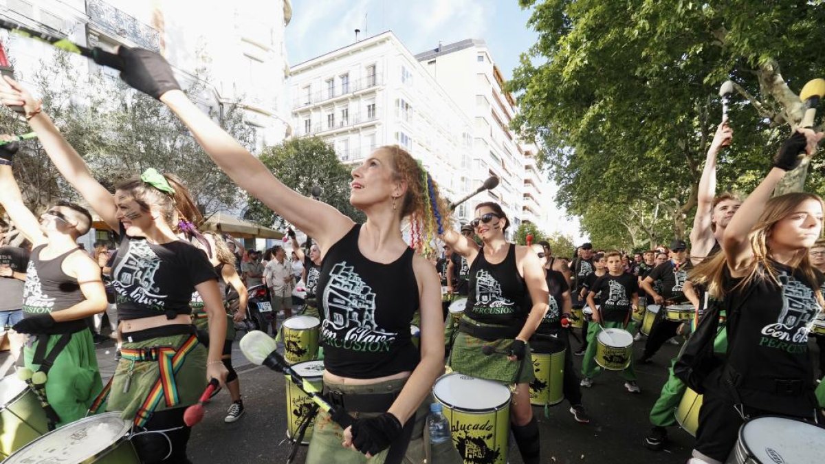 Batucada durante el desfile de peñas de las Fiestas de Valladolid 2023. -PHOTOGENIC/MIGUEL ÁNGEL SANTOS