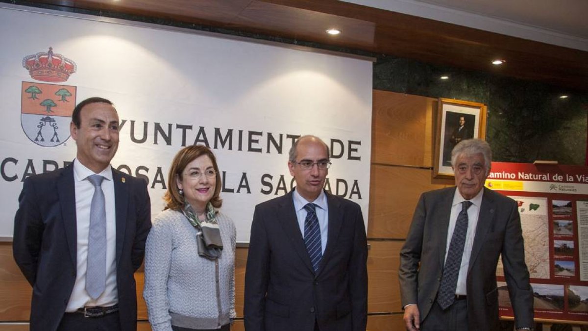 La directora general de Desarrollo Rural y Política Forestal, Begoña Nieto, presenta el Camino Natural de la Vía de la Plata en Carbajosa de la Sagrada. En la imagen, junto al alcalde, Pedro Samuel Martín (I), Javier Iglesias, presidente de la Diputación,-Ical