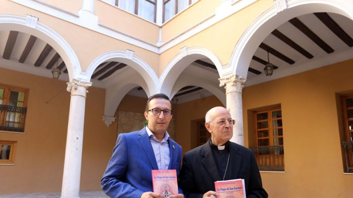 El arzobispo de Valladolid, Ricardo Blázquez, presenta el libro del historiador Javier Burrieza.-ICAL