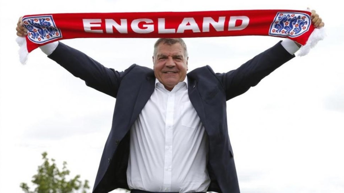 Sam Allardyce extiende una bufanda para los fotógrafos, este lunes en el St.George's Park de Burton Upon Trent.-REUTERS / ANDREW COULDRIDGE