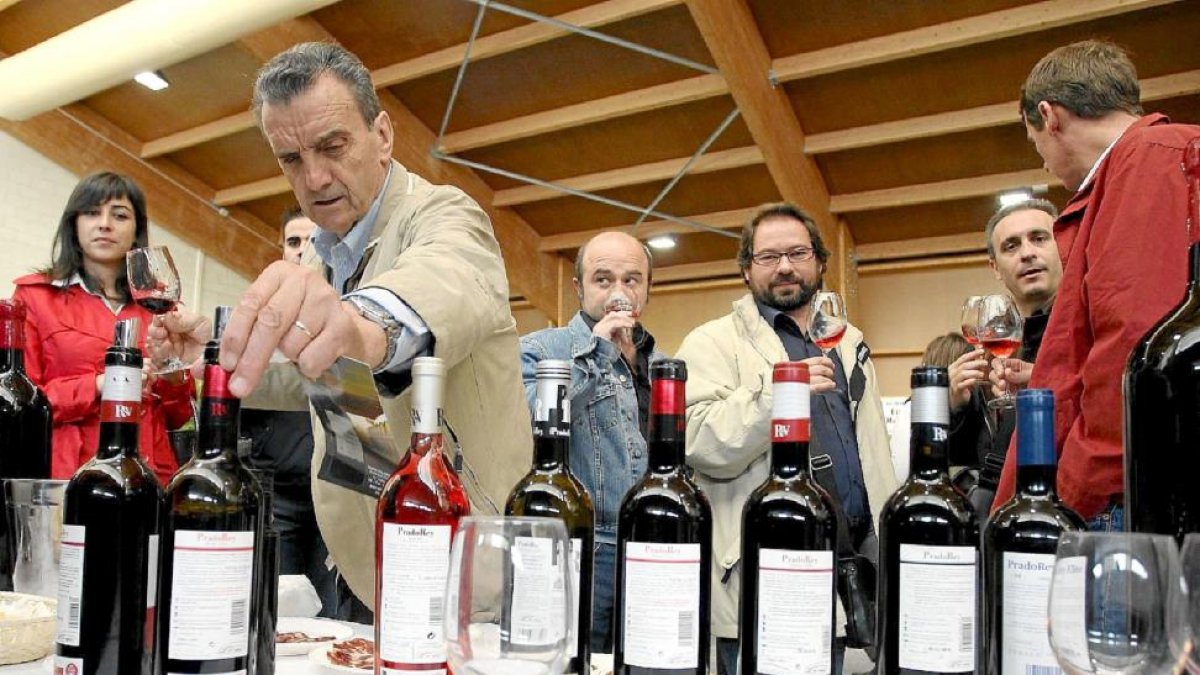 Un grupo de expertos examina las botellas expuestas en una anterior edición de Riberexpo, en Peñafiel.-J. M. LOSTAU