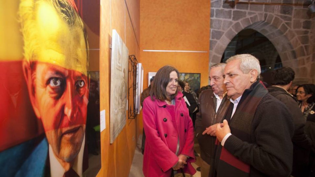 La artista Ouka Leele junto a dos de los hermanos de Adolfo Suárez  la inauguración de la exposición de pintura-Ical