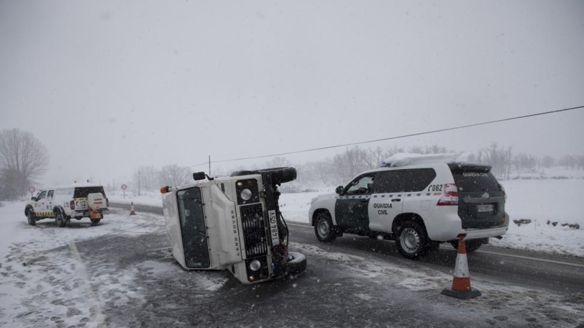 Accidente en la N-6 entre las localidades segovianas de San Rafael y El Espinar en medio de una intensa nevada-ICAL