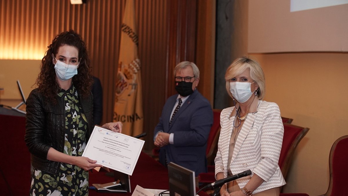 La consejera de Sanidad, Verónica Casado (D), entrega el premio al mejor artículo de Investigación realizado por personal facultativo a Tania Rodríguez Gabella (I), durante la entrega de los 'Premios anuales de investigación del Área de Salud Valladolid Este'. /  ICAL