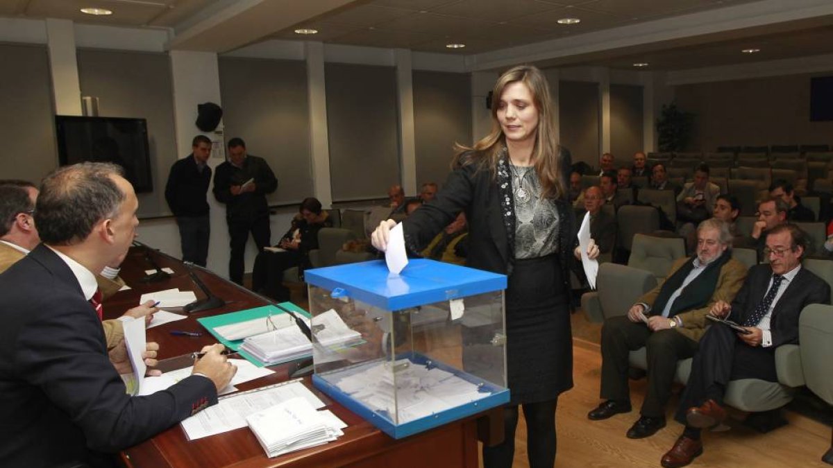 Ángela de Miguel deposita su voto en la elección del presidente de la CVE-J.M.Lostau