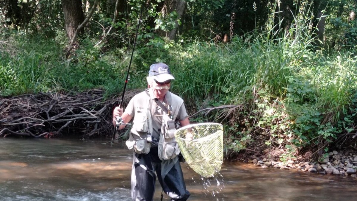 Un pescador palentino con una trucha del río Carrión recién capturada. Leonardo de la Fuente
