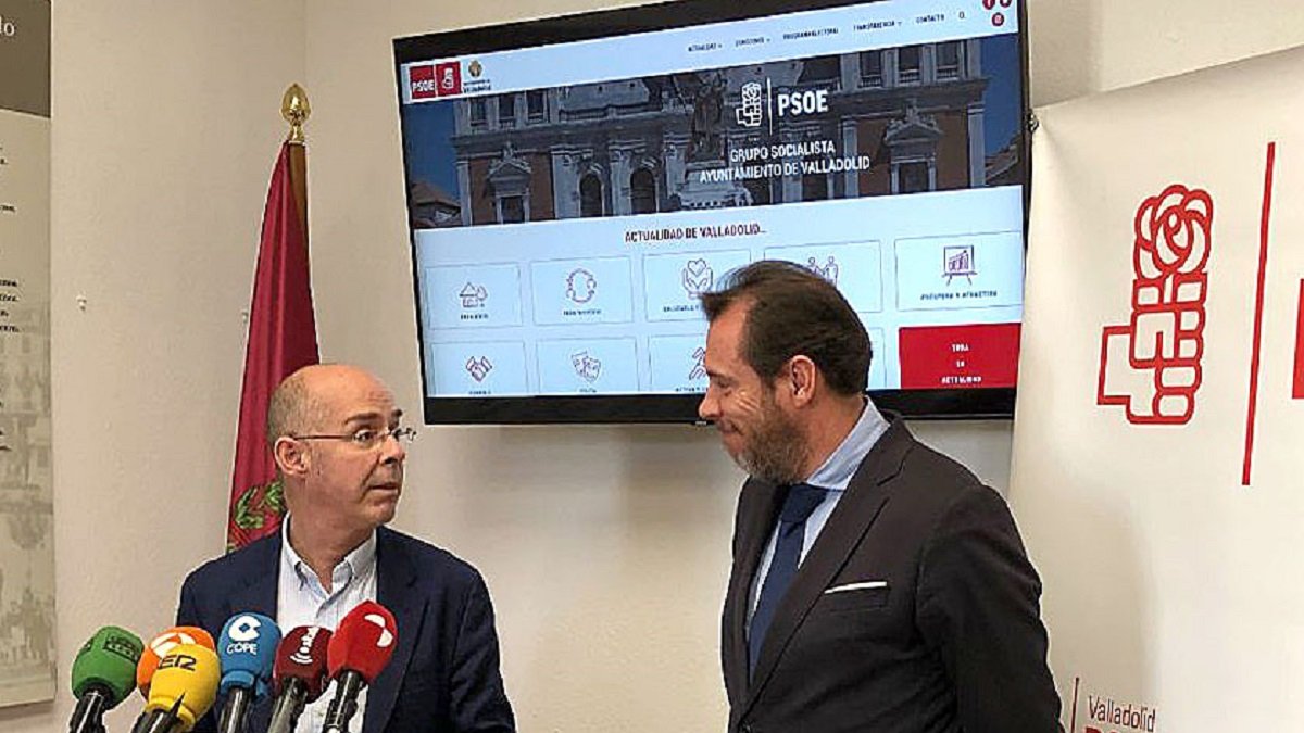 Puente y Fernández Antolín durante la presentación del primero para la lista del PSOE- ICAL