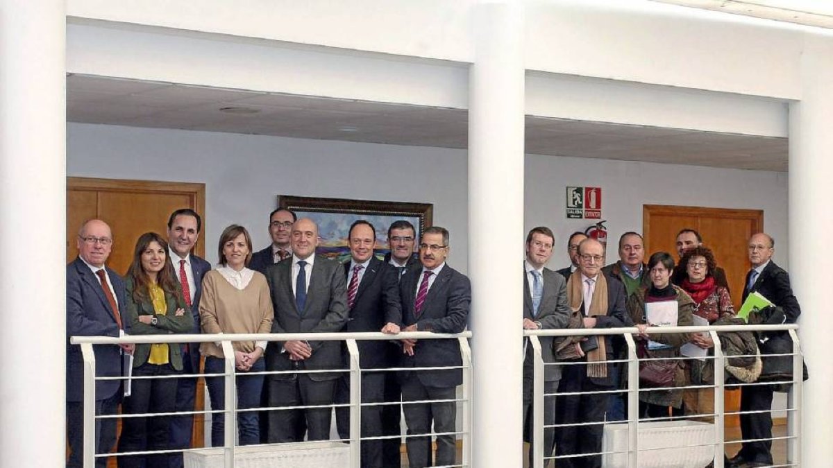 El presidente de la Diputación, Jesús Julio Carnero (6º dcha) con representantes de 15 asociaciones empresariales de la provincia, Iberaval (José Rolando, 3º) y ATA (Soraya Mayo, 2ª), entre otras-Ical