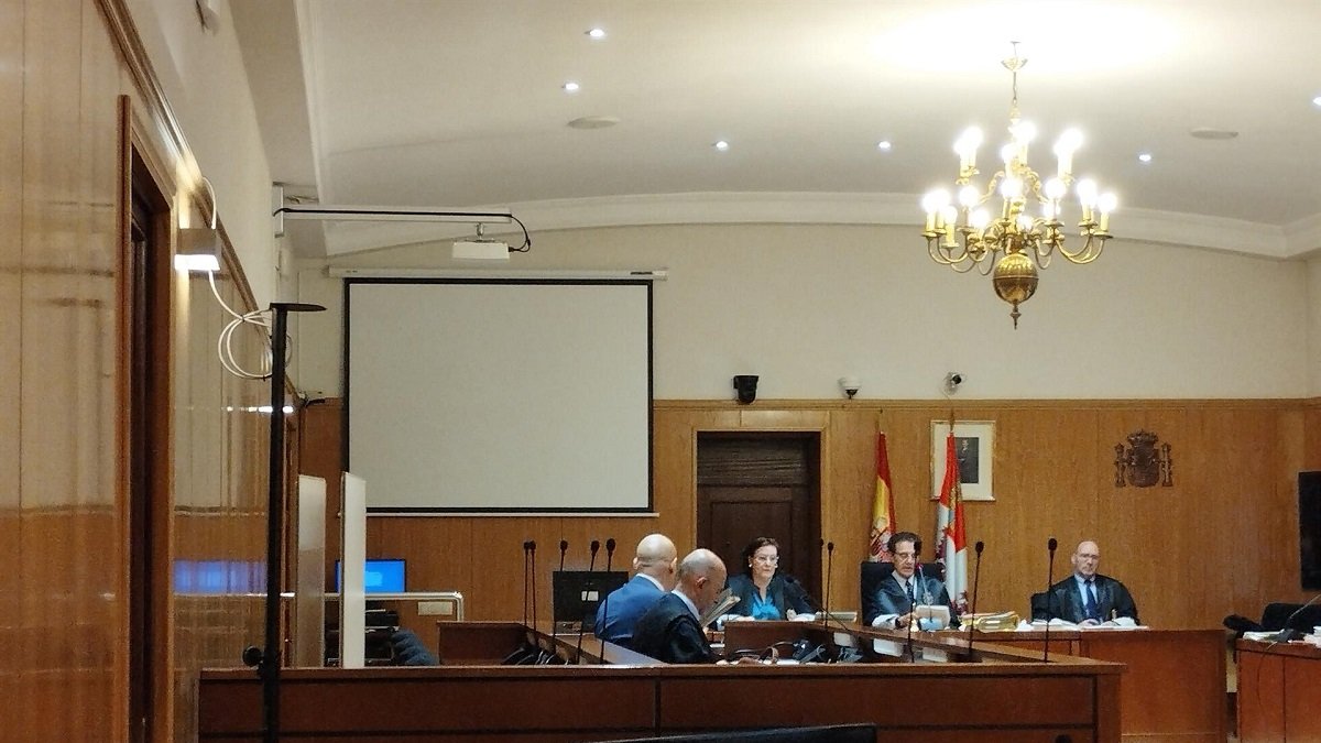 El letrado encausado, en segundo plano, junto a su letrado defensor durante el juicio celebrado en la Audiencia de Valladolid. -EP