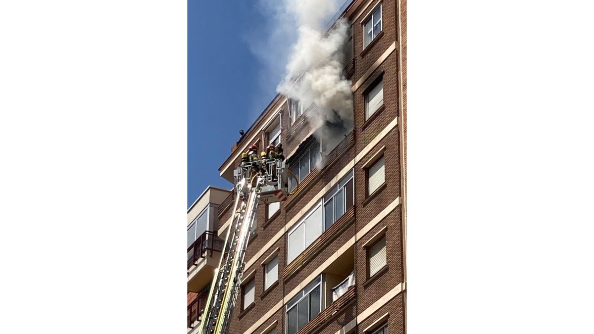 Los bomberos intervienen en el incendio de una vivienda en la calle Torrecilla de Valladolid