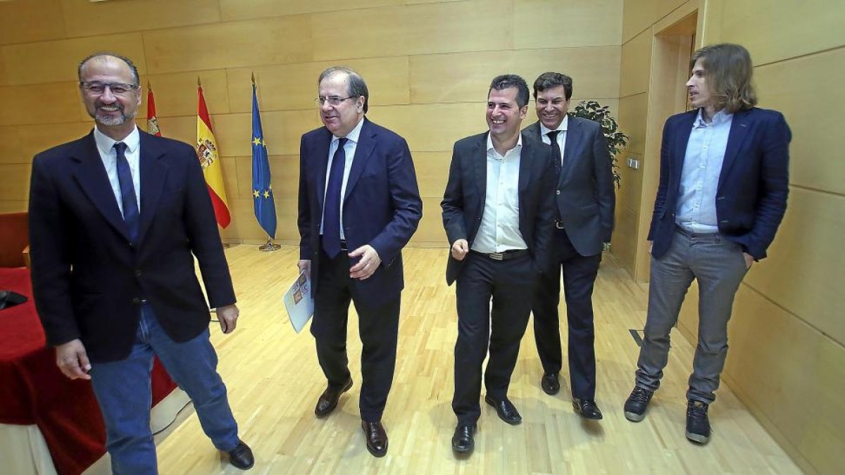 Luis Fuentes, Juan Vicente Herrera, Luis Tudanca, Carlos Fernández Carriedo y Pablo Fernández, instantes antes de la firma del pacto.-ICAL