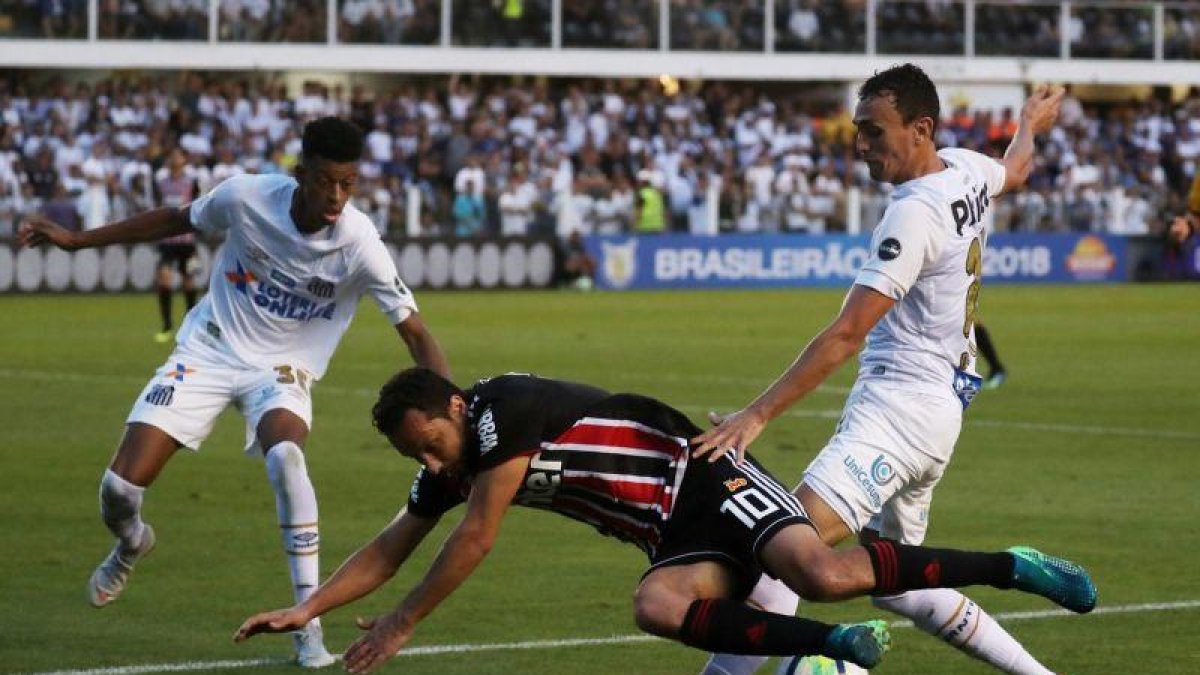 Una imagen del partido del Santos y el Sao Paolo.-PAULO WHITAKER (REUTERS)