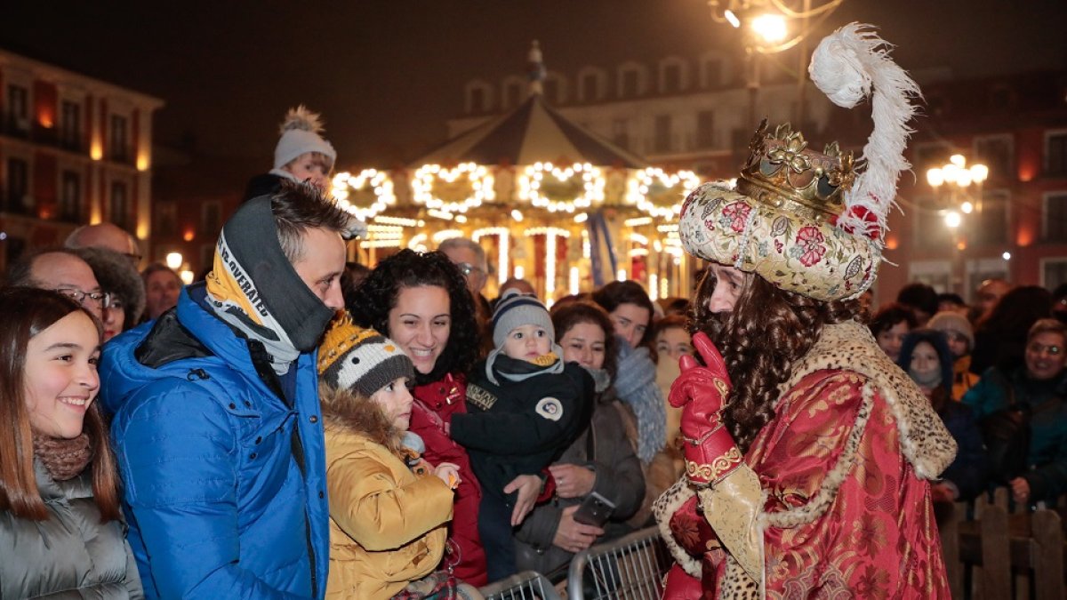 Gaspar saluda al público en la cabalgata de Reyes del año pasado en Valladolid. CARLOS ESPESO/PHOTOGENIC