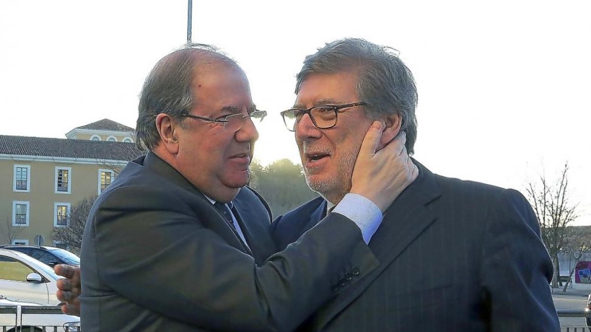 Herrera y Aparicio se abrazan a la llegada del presidente a la asamblea de Cecale.-ICAL