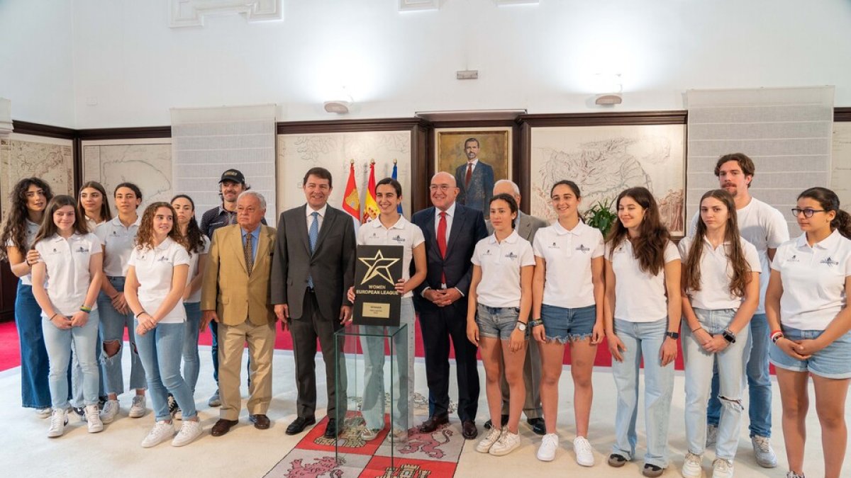 El presidente de la Junta de Castilla y León recibe a las jugadoras del equipo del Munia Panteras, ganadoras de la European League Femenina 22/23. / ICAL