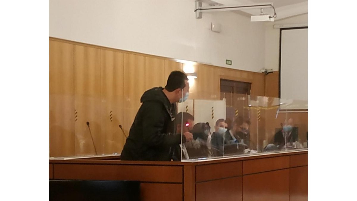 El varón acusado, de pie ante el tribunal en el momento en el que se acoge a su derecho de no declarar.- EP