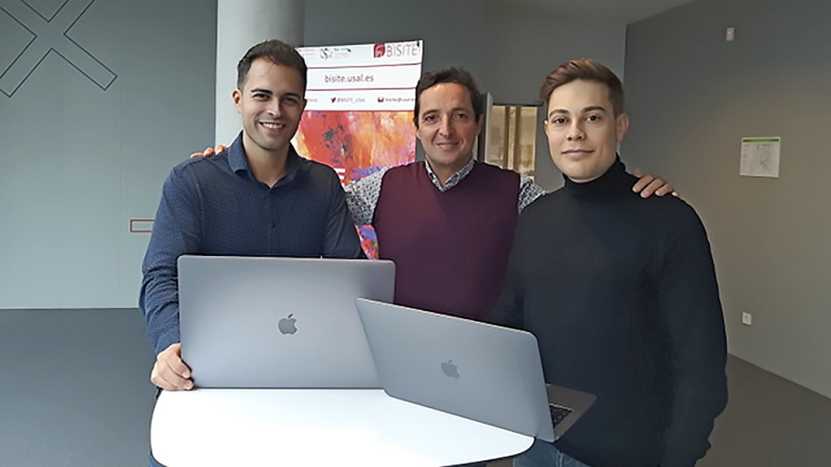 Juan Manuel Corchado, en el centro, con dos investigadores del grupo Bisite. | SERGIO MANZANO