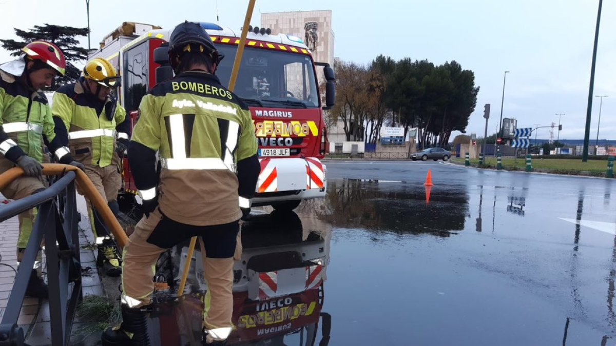 Los bomberos actúan en una balsa de agua en la rotonda cercana al colegio San Agustín. Twitter: BomberosVLL