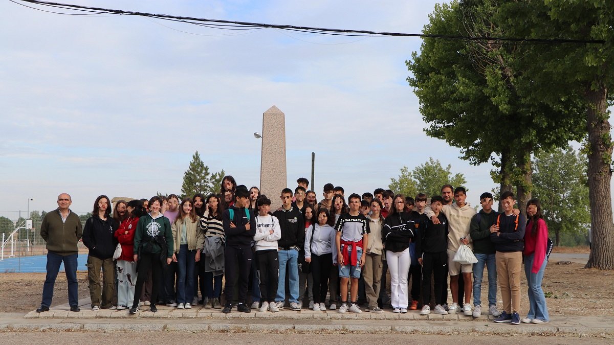 Visita de los alumnos del IES Nuñez de Arce de Valladolid a la Base Militar "El Empecinado".- DELEGACIÓN DE DEFENSA CASTILLA Y LEÓN