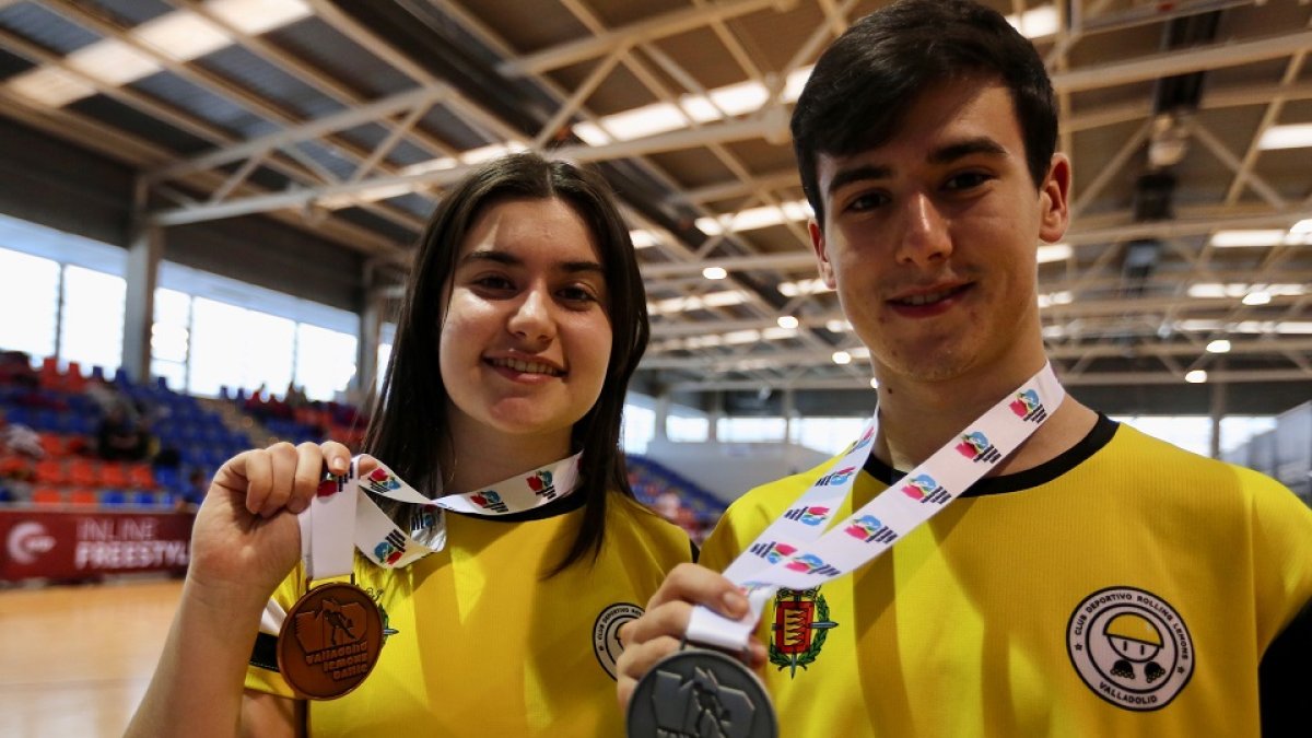 Los hermanos Nieto, vallisoletanos, posan con sus medallas logradas en la Copa del Mundo de Valladolid. / MONTSE ÁLVAREZ