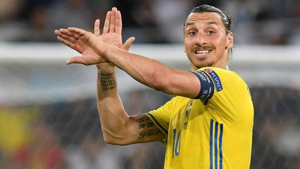 El delantero Zlatan Ibrahimovic en una acción con Suecia durante la pasada Eurocopa.-EFE / PETER POWELL