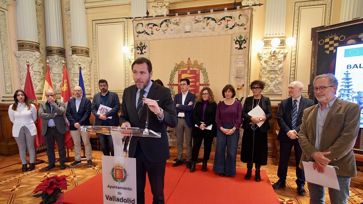 El alcalde, Óscar Puente, con  su equipo de gobierno en el Ayuntamiento. | E. M.