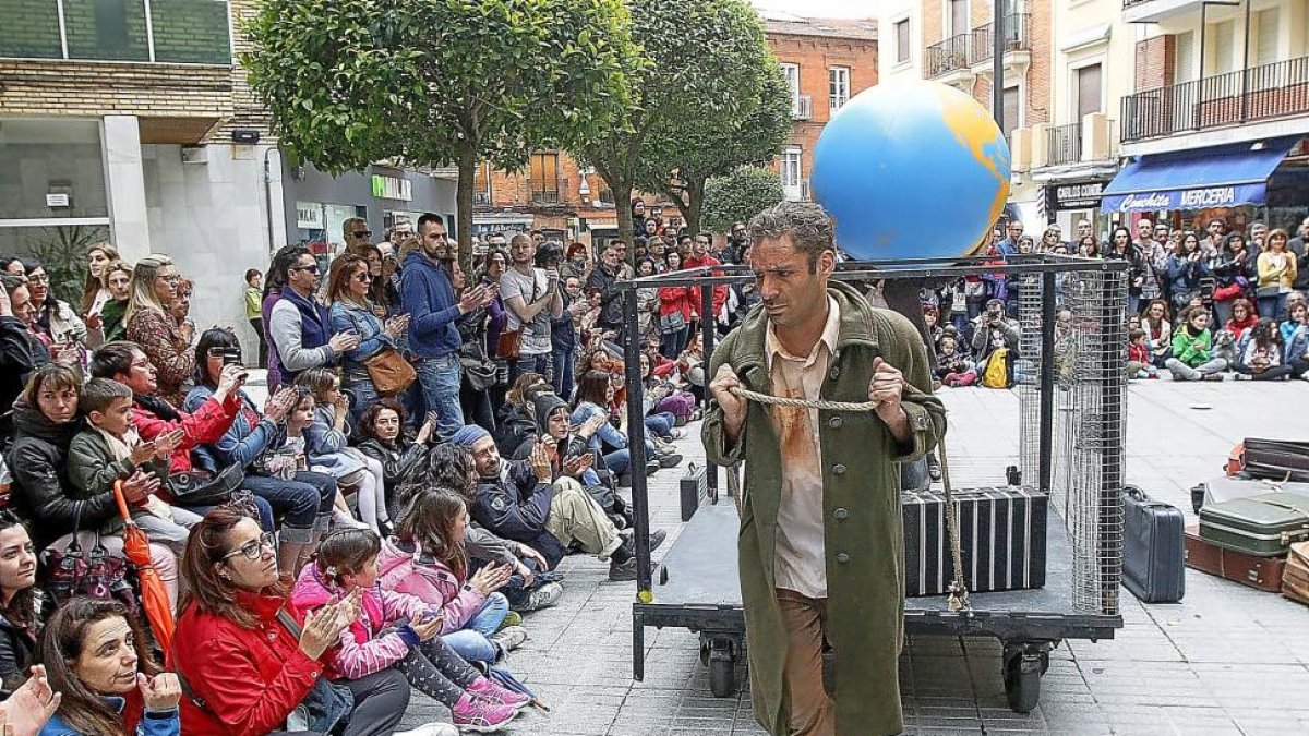 Alfonso Peña, en el último Festival de Teatro de Calle, con ‘El pequeño circo de la pobreza’.-J.M.LOSTAU