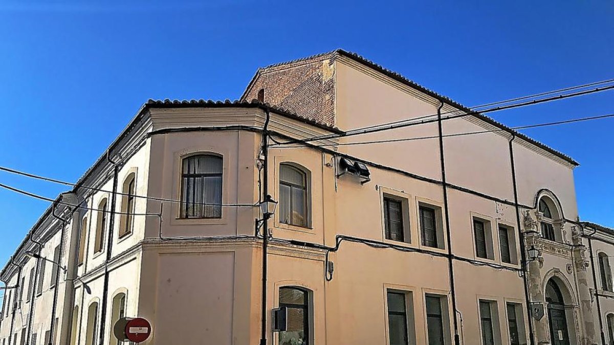 Edificio donde se ubica el taller ocupacional de Nava, junto al que se instalará la vivienda tutelada.-D.V.