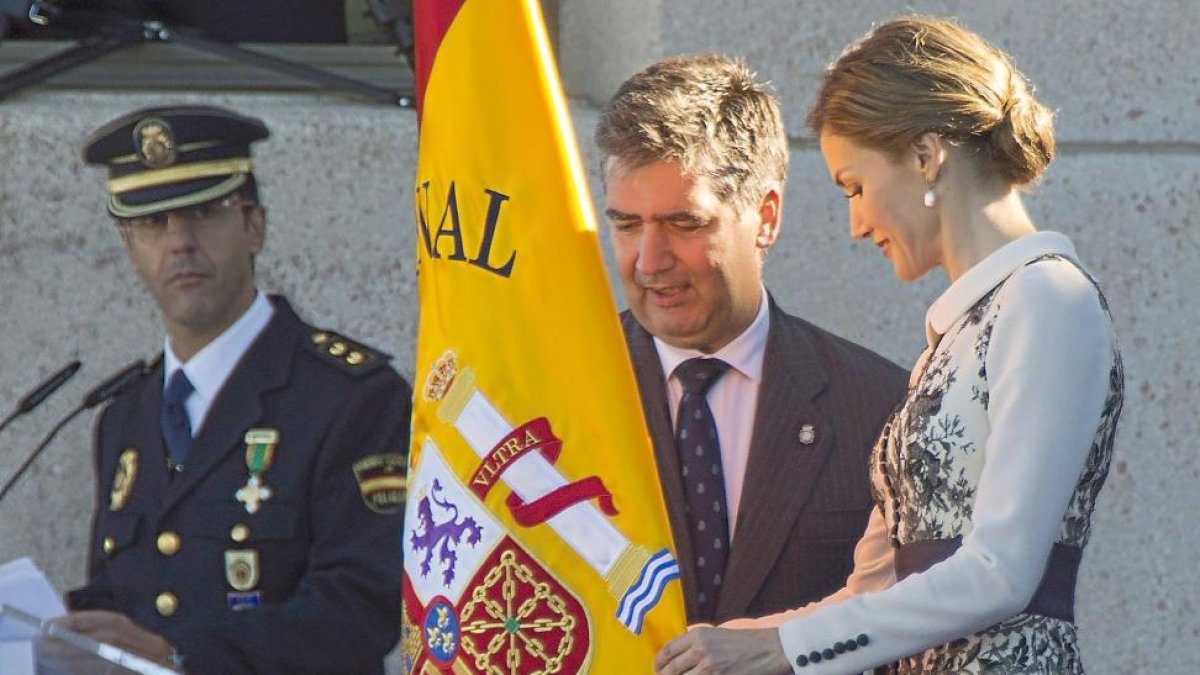 La Reina hace entrega de la bandera junto al director general de la Policía.-Ricardo Muñoz