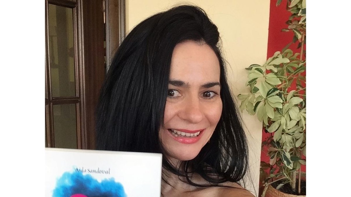 La escritora Aida Sandoval posa con un ejemplar de su última novela. | E. M.