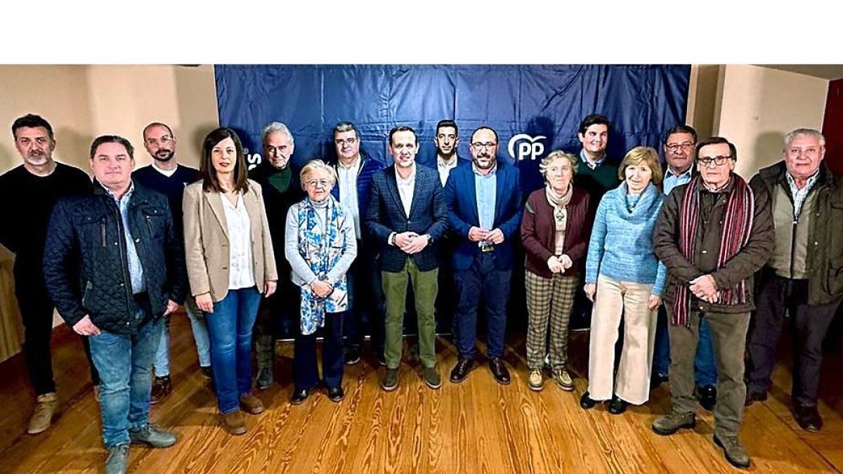 Foto de familia de los 15 candidatos del PP presentados en la comarca de Tordesillas, junto al presidente del partido en Valladolid, Conrado Íscar. E. M.