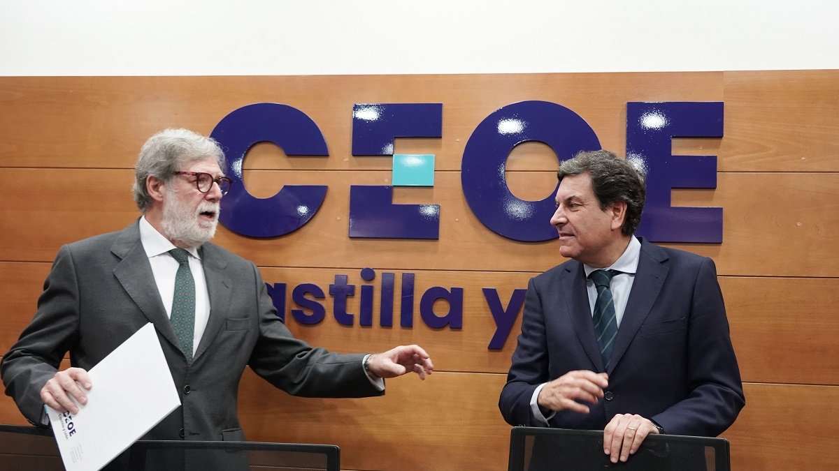 Santiago Aparicio y el consejero Carlos Fernández Carriedo, en una acto este lunes en Valladolid.-ICAL