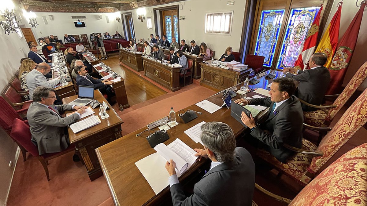 Pleno de la Diputación de Valladolid celebrado este viernes en el Palacio de Pimentel. D. V.