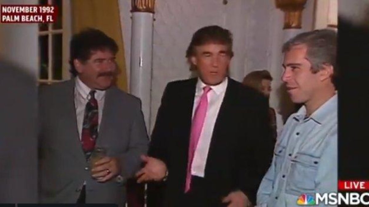 Una captura del vídeo de Trump y Epstein festejando en 1992.-