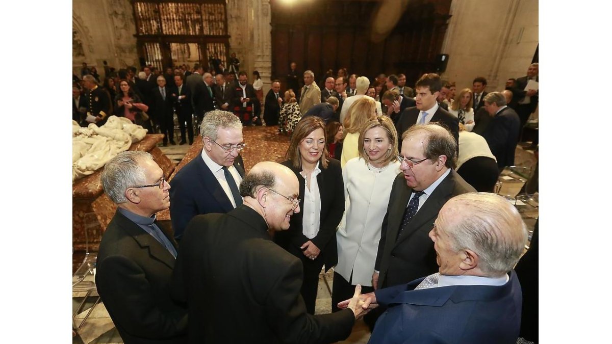 Amoedo saluda al arzobispo de Burgos, Fidel Herráez, en presencia de Herrera, Alicia García y Milagros Marcos-R. G. OCHOA