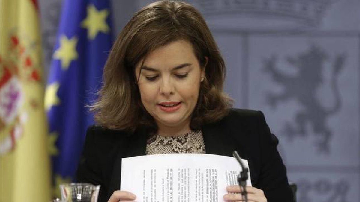 La vicepresidenta del Gobierno, Soraya Sáenz de Santamaría, en rueda de prensa tras un Consejo de Ministros.-EFE / ÁNGEL DÍAZ
