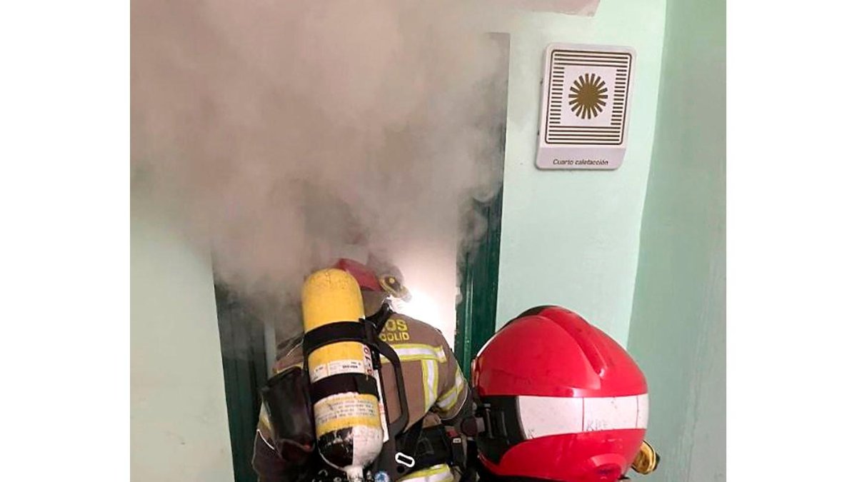 Los bomberos de Valladolid, en el incendio declarado en el colegio Francisco de Quevedo. - BOMBEROS DE VALLADOLID