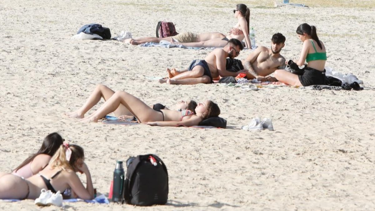 La playa de Moreras ofrece ya una imagen propia del verano ante el intenso calor. J. M. LOSTAU