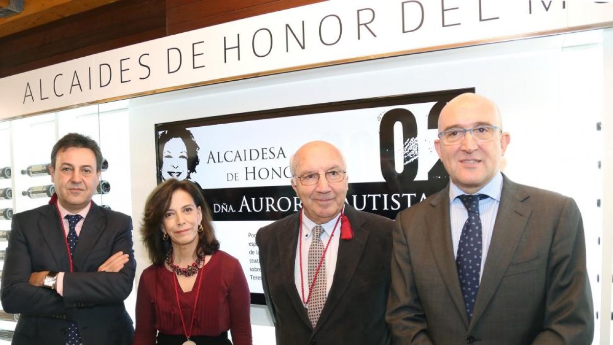 El presidente de la Diputación de Valladolid, Jesús Julio Carnero, entrega la distinción de Alcaides de Honor 2015 a Manuel Fariña, Pilar Molestina y José Ribagorda, en el Museo del Vino de Peñafiel-Ical