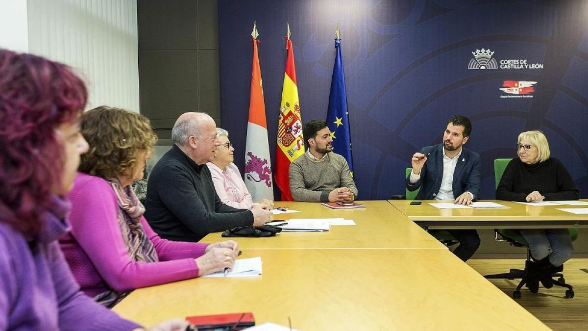 Luis Tudanca durante la reunión con la Coordinador de las Plataformas en Defensa de la Sanidad Pública.-ICAL.