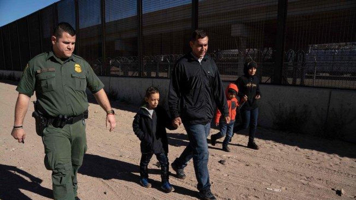 La Patrulla Froteriza de los EEUU detiene a menores de edad que viajan solos.-AFP
